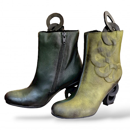 Papucei Bees in kaki D.Stiefelette H23. zeigen wir Dir weitere Modelle von Papucei, die wir für Dich in unserem Sortiment haben. Papucei Bees in kaki D.Stiefelette H23. zeigen wir Dir weitere Modelle von Papucei, die wir für Dich in unserem Sortiment haben.