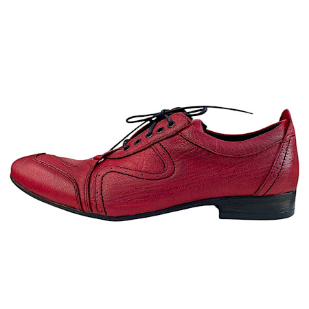 Kristofer 1401 in rot/schwarz Auffälliger Schnürschuh in kräftigem Rot aus weichem Leder mit dekorativen Nähten und schwarzer Sohle – markant, elegant und ein echter Hingucker. Kristofer 1401 in rot/schwarz Auffälliger Schnürschuh in kräftigem Rot aus weichem Leder mit dekorativen Nähten und schwarzer Sohle – markant, elegant und ein echter Hingucker.