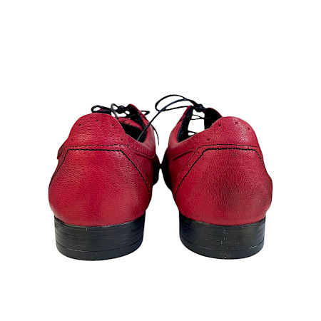 Kristofer 1401 in rot/schwarz Auffälliger Schnürschuh in kräftigem Rot aus weichem Leder mit dekorativen Nähten und schwarzer Sohle – markant, elegant und ein echter Hingucker. Kristofer 1401 in rot/schwarz Auffälliger Schnürschuh in kräftigem Rot aus weichem Leder mit dekorativen Nähten und schwarzer Sohle – markant, elegant und ein echter Hingucker.