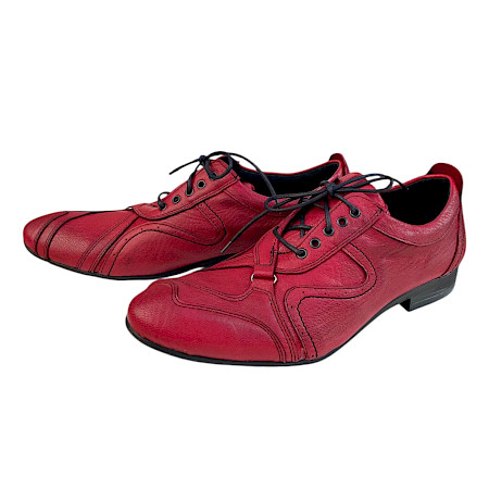 Kristofer 1401 in rot/schwarz Auffälliger Schnürschuh in kräftigem Rot aus weichem Leder mit dekorativen Nähten und schwarzer Sohle – markant, elegant und ein echter Hingucker. Kristofer 1401 in rot/schwarz Auffälliger Schnürschuh in kräftigem Rot aus weichem Leder mit dekorativen Nähten und schwarzer Sohle – markant, elegant und ein echter Hingucker.