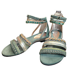 Lazamani Sandalen, Lazamani LA85713, Sandalette Sage, Pokahontas Sandale Damen, Boho Sandalen Leder, Damensandale mit Gummizug, Sommer Sandalen Damen, bequeme Sandalen Leder, grüne Sandalen Damen, stylische Sommersandalen, Sandalen kaufen bei Kassedy, Kassedy Damenschuhe, Leder Sandalen Boho Style, Sandalen ohne Einengen, flache Sandalette Damen, Lazamani Schuhe online
