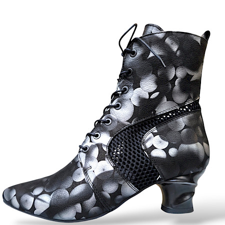 Simen 7436A, Damen Stiefelette, Barock Leder Stiefelette, Schwarze Leder Stiefelette, Silber Akzente Stiefelette, Stiefelette mit Absatz, Modische Stiefelette Damen, Elegante Stiefelette Damen,... Simen 7436A, Damen Stiefelette, Barock Leder Stiefelette, Schwarze Leder Stiefelette, Silber Akzente Stiefelette, Stiefelette mit Absatz, Modische Stiefelette Damen, Elegante Stiefelette Damen,...