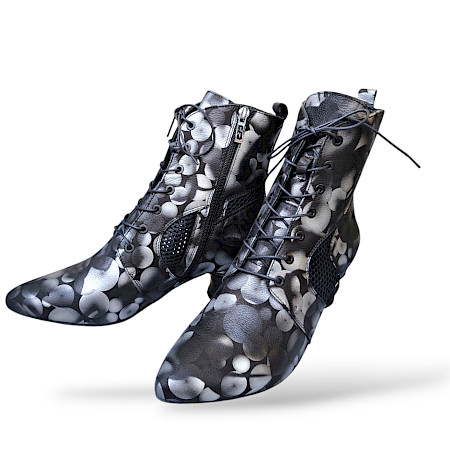 Simen 7436A, Damen Stiefelette, Barock Leder Stiefelette, Schwarze Leder Stiefelette, Silber Akzente Stiefelette, Stiefelette mit Absatz, Modische Stiefelette Damen, Elegante Stiefelette Damen,... Simen 7436A, Damen Stiefelette, Barock Leder Stiefelette, Schwarze Leder Stiefelette, Silber Akzente Stiefelette, Stiefelette mit Absatz, Modische Stiefelette Damen, Elegante Stiefelette Damen,...