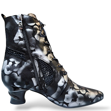 Simen 7436A, Damen Stiefelette, Barock Leder Stiefelette, Schwarze Leder Stiefelette, Silber Akzente Stiefelette, Stiefelette mit Absatz, Modische Stiefelette Damen, Elegante Stiefelette Damen,... Simen 7436A, Damen Stiefelette, Barock Leder Stiefelette, Schwarze Leder Stiefelette, Silber Akzente Stiefelette, Stiefelette mit Absatz, Modische Stiefelette Damen, Elegante Stiefelette Damen,...