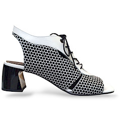 Simen 7587A, Simen Sandalette weiß schwarz, Damen Sandalette mit Absatz, hochwertige Leder Sandaletten, bequeme Sandaletten Damen, elegante Sandaletten für den Sommer, Sandaletten mit Schnürung, Sandaletten mit Reißverschluss, modische Damen Schuhe, stilvolle Sandaletten, Sandaletten aus Polen, Komfort Sandaletten mit Absatz, trendige Sandaletten 2025, vielseitige Sandaletten kombinierbar, Damen Schuhe mit 3,5 cm Absatz, hochwertige Damen Schuhe online, Kassedy Schuh Team, Damenmode Sommer 2025.