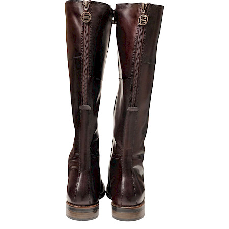 Erlebe den TT Bagatt AUD32 in edlem Dunkelbraun – ein hochwertiger Leder-Stiefel mit Stil und Komfort! Erlebe den TT Bagatt AUD32 in edlem Dunkelbraun – ein hochwertiger Leder-Stiefel mit Stil und Komfort!