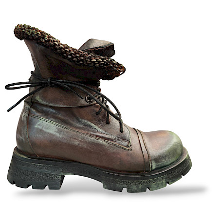 Der Papucei Jason in Grün/Braun ist für alle, die Charakter statt Langeweile wollen. Für Abenteurer, Stadtstreuner und Style-Liebhaber. Der Papucei Jason in Grün/Braun ist für alle, die Charakter statt Langeweile wollen. Für Abenteurer, Stadtstreuner und Style-Liebhaber.