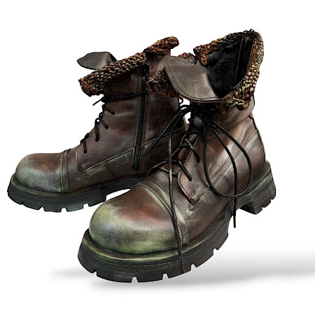 Der Papucei Jason in Grün/Braun ist für alle, die Charakter statt Langeweile wollen. Für Abenteurer, Stadtstreuner und Style-Liebhaber. Der Papucei Jason in Grün/Braun ist für alle, die Charakter statt Langeweile wollen. Für Abenteurer, Stadtstreuner und Style-Liebhaber.