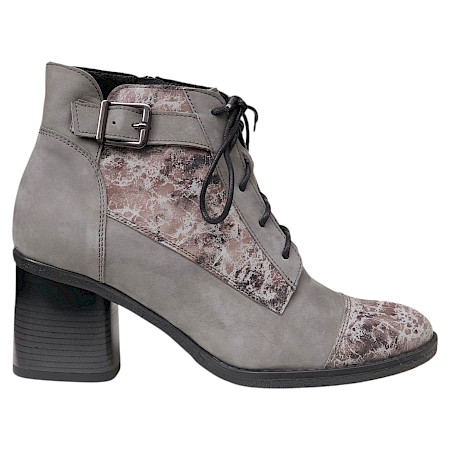 Abgebildet ist eine graue Stiefelette aus Leder. Der Schuh besitzt einen Blockabsatz, eine Schnürung auf der Vorderseite, einen seitlichen Innenreißverschluss und eine kleine Metallschnalle am... Abgebildet ist eine graue Stiefelette aus Leder. Der Schuh besitzt einen Blockabsatz, eine Schnürung auf der Vorderseite, einen seitlichen Innenreißverschluss und eine kleine Metallschnalle am...