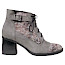 Abgebildet ist eine graue Stiefelette aus Leder. Der Schuh besitzt einen Blockabsatz, eine Schnürung auf der Vorderseite, einen seitlichen Innenreißverschluss und eine kleine Metallschnalle am Schaft. Teile der Stiefelette haben eine marmorierte Lederstruktur in Grau-Braun. Die Form ist modern und wirkt bequem. Abgebildet ist eine graue Stiefelette aus Leder. Der Schuh besitzt einen Blockabsatz, eine Schnürung auf der Vorderseite, einen seitlichen Innenreißverschluss und eine kleine Metallschnalle am Schaft. Teile der Stiefelette haben eine marmorierte Lederstruktur in Grau-Braun. Die Form ist modern und wirkt bequem.