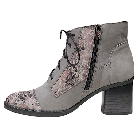 Abgebildet ist eine graue Stiefelette aus Leder. Der Schuh besitzt einen Blockabsatz, eine Schnürung auf der Vorderseite, einen seitlichen Innenreißverschluss und eine kleine Metallschnalle am... Abgebildet ist eine graue Stiefelette aus Leder. Der Schuh besitzt einen Blockabsatz, eine Schnürung auf der Vorderseite, einen seitlichen Innenreißverschluss und eine kleine Metallschnalle am...