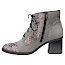 Abgebildet ist eine graue Stiefelette aus Leder. Der Schuh besitzt einen Blockabsatz, eine Schnürung auf der Vorderseite, einen seitlichen Innenreißverschluss und eine kleine Metallschnalle am Schaft. Teile der Stiefelette haben eine marmorierte Lederstruktur in Grau-Braun. Die Form ist modern und wirkt bequem. Abgebildet ist eine graue Stiefelette aus Leder. Der Schuh besitzt einen Blockabsatz, eine Schnürung auf der Vorderseite, einen seitlichen Innenreißverschluss und eine kleine Metallschnalle am Schaft. Teile der Stiefelette haben eine marmorierte Lederstruktur in Grau-Braun. Die Form ist modern und wirkt bequem.