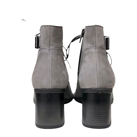 Abgebildet ist eine graue Stiefelette aus Leder. Der Schuh besitzt einen Blockabsatz, eine Schnürung auf der Vorderseite, einen seitlichen Innenreißverschluss und eine kleine Metallschnalle am... Abgebildet ist eine graue Stiefelette aus Leder. Der Schuh besitzt einen Blockabsatz, eine Schnürung auf der Vorderseite, einen seitlichen Innenreißverschluss und eine kleine Metallschnalle am...