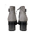 Abgebildet ist eine graue Stiefelette aus Leder. Der Schuh besitzt einen Blockabsatz, eine Schnürung auf der Vorderseite, einen seitlichen Innenreißverschluss und eine kleine Metallschnalle am Schaft. Teile der Stiefelette haben eine marmorierte Lederstruktur in Grau-Braun. Die Form ist modern und wirkt bequem. Abgebildet ist eine graue Stiefelette aus Leder. Der Schuh besitzt einen Blockabsatz, eine Schnürung auf der Vorderseite, einen seitlichen Innenreißverschluss und eine kleine Metallschnalle am Schaft. Teile der Stiefelette haben eine marmorierte Lederstruktur in Grau-Braun. Die Form ist modern und wirkt bequem.
