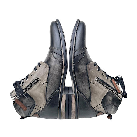Krisbut 6897-1 Herren-Boot in Schwarz und Grau aus echtem Leder mit Schnürung und Reißverschluss, breiter komfortabler Passform und niedrigem Absatz – bequemer Herren-Lederboot bei kassedy.de. Krisbut 6897-1 Herren-Boot in Schwarz und Grau aus echtem Leder mit Schnürung und Reißverschluss, breiter komfortabler Passform und niedrigem Absatz – bequemer Herren-Lederboot bei kassedy.de.