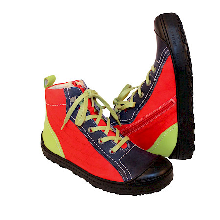 Bunter Eject Schnürschuh Modell 21563/1 Dass 2 in Grün, Rot und Blau aus sehr weichem, chromfrei und metallfrei gegerbtem Leder mit austauschbarer Einlegesohle auf weißem Hintergrund. Bunter Eject Schnürschuh Modell 21563/1 Dass 2 in Grün, Rot und Blau aus sehr weichem, chromfrei und metallfrei gegerbtem Leder mit austauschbarer Einlegesohle auf weißem Hintergrund.