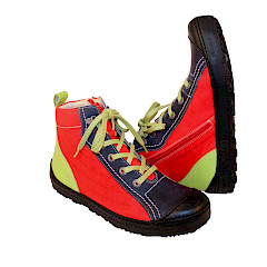 Bunter Eject Schnürschuh Modell 21563/1 Dass 2 in Grün, Rot und Blau aus sehr weichem, chromfrei und metallfrei gegerbtem Leder mit austauschbarer Einlegesohle auf weißem Hintergrund.