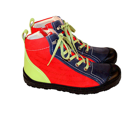 Bunter Eject Schnürschuh Modell 21563/1 Dass 2 in Grün, Rot und Blau aus sehr weichem, chromfrei und metallfrei gegerbtem Leder mit austauschbarer Einlegesohle auf weißem Hintergrund. Bunter Eject Schnürschuh Modell 21563/1 Dass 2 in Grün, Rot und Blau aus sehr weichem, chromfrei und metallfrei gegerbtem Leder mit austauschbarer Einlegesohle auf weißem Hintergrund.