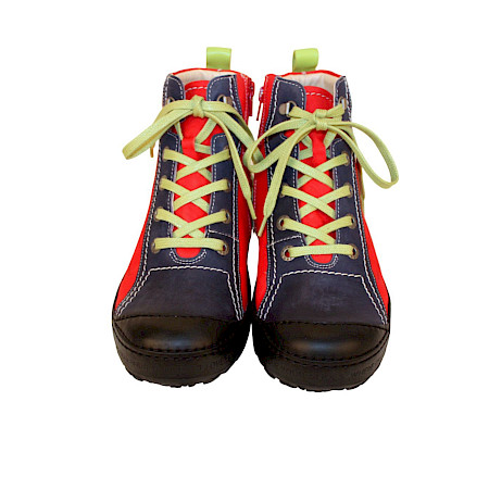 Bunter Eject Schnürschuh Modell 21563/1 Dass 2 in Grün, Rot und Blau aus sehr weichem, chromfrei und metallfrei gegerbtem Leder mit austauschbarer Einlegesohle auf weißem Hintergrund. Bunter Eject Schnürschuh Modell 21563/1 Dass 2 in Grün, Rot und Blau aus sehr weichem, chromfrei und metallfrei gegerbtem Leder mit austauschbarer Einlegesohle auf weißem Hintergrund.