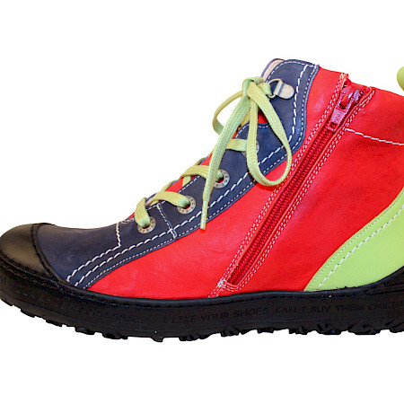 Bunter Eject Schnürschuh Modell 21563/1 Dass 2 in Grün, Rot und Blau aus sehr weichem, chromfrei und metallfrei gegerbtem Leder mit austauschbarer Einlegesohle auf weißem Hintergrund. Bunter Eject Schnürschuh Modell 21563/1 Dass 2 in Grün, Rot und Blau aus sehr weichem, chromfrei und metallfrei gegerbtem Leder mit austauschbarer Einlegesohle auf weißem Hintergrund.