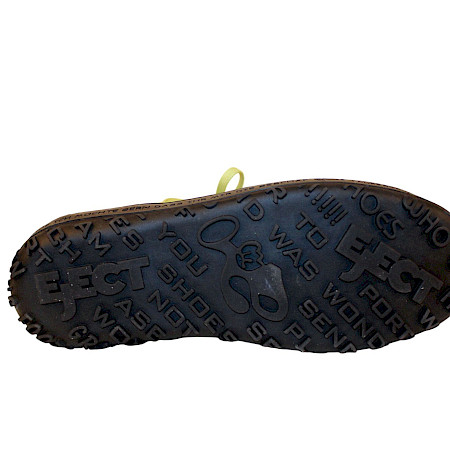 Bunter Eject Schnürschuh Modell 21563/1 Dass 2 in Grün, Rot und Blau aus sehr weichem, chromfrei und metallfrei gegerbtem Leder mit austauschbarer Einlegesohle auf weißem Hintergrund. Bunter Eject Schnürschuh Modell 21563/1 Dass 2 in Grün, Rot und Blau aus sehr weichem, chromfrei und metallfrei gegerbtem Leder mit austauschbarer Einlegesohle auf weißem Hintergrund.