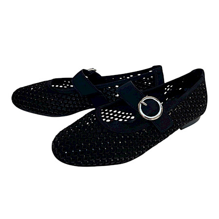 Remonte d0k18-02 schwarzer Slipper mit filigran durchbrochenem Muster und schmalem Riemen mit silberner Schnalle – elegant, luftig und stilvoll gestaltet. Remonte d0k18-02 schwarzer Slipper mit filigran durchbrochenem Muster und schmalem Riemen mit silberner Schnalle – elegant, luftig und stilvoll gestaltet.