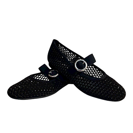 Remonte d0k18-02 schwarzer Slipper mit filigran durchbrochenem Muster und schmalem Riemen mit silberner Schnalle – elegant, luftig und stilvoll gestaltet. Remonte d0k18-02 schwarzer Slipper mit filigran durchbrochenem Muster und schmalem Riemen mit silberner Schnalle – elegant, luftig und stilvoll gestaltet.