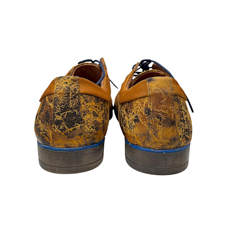 Kristofer 1412 Herren Schnürer ockergelb, Vollleder Schuh, sehr weiches nahtloses Leder, leichter eleganter Lederschuh mit blauen Schnürsenkeln Kristofer 1412 Herren Schnürer ockergelb, Vollleder Schuh, sehr weiches nahtloses Leder, leichter eleganter Lederschuh mit blauen Schnürsenkeln
