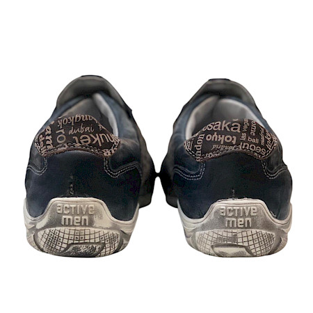 Kristofer 215, Slipper blau Leder, Leder Slipper Damen Herren, Schuhe online kaufen, bequeme Slipper, ultraleichte Lederschuhe, Slipper mit Schrift, moderne Lederschuhe, kassedy Schuhe. Kristofer 215, Slipper blau Leder, Leder Slipper Damen Herren, Schuhe online kaufen, bequeme Slipper, ultraleichte Lederschuhe, Slipper mit Schrift, moderne Lederschuhe, kassedy Schuhe.