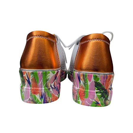 Weißer Leder-Schnürschuh mit Lochmuster, floraler Sohle und Metallic-Details, ultraleicht mit Keilabsatz – Damen-Sneaker bei kassedy.de ??✨ Weißer Leder-Schnürschuh mit Lochmuster, floraler Sohle und Metallic-Details, ultraleicht mit Keilabsatz – Damen-Sneaker bei kassedy.de ??✨