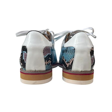 Eleganter Laura Vita Achille 18 Damen Schnürschuh in Ciel (Hellblau) aus Vollleder mit Strukturmuster, weißer Schnürung und komfortabler Sohle – ein stylischer und leichter Designer-Sneaker. ?? Eleganter Laura Vita Achille 18 Damen Schnürschuh in Ciel (Hellblau) aus Vollleder mit Strukturmuster, weißer Schnürung und komfortabler Sohle – ein stylischer und leichter Designer-Sneaker. ??