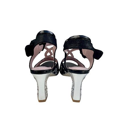 Laura Vita Nino 13 Damen Sandalette in Schwarz mit 6 cm Absatz, Plateau vorne, Ledersohle, Obermaterial aus Leder und Stoff, elegante High Heel Sandale mit Klettverschluss und dekorativem Design Laura Vita Nino 13 Damen Sandalette in Schwarz mit 6 cm Absatz, Plateau vorne, Ledersohle, Obermaterial aus Leder und Stoff, elegante High Heel Sandale mit Klettverschluss und dekorativem Design