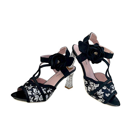 Laura Vita Nino 13 Damen Sandalette in Schwarz mit 6 cm Absatz, Plateau vorne, Ledersohle, Obermaterial aus Leder und Stoff, elegante High Heel Sandale mit Klettverschluss und dekorativem Design Laura Vita Nino 13 Damen Sandalette in Schwarz mit 6 cm Absatz, Plateau vorne, Ledersohle, Obermaterial aus Leder und Stoff, elegante High Heel Sandale mit Klettverschluss und dekorativem Design