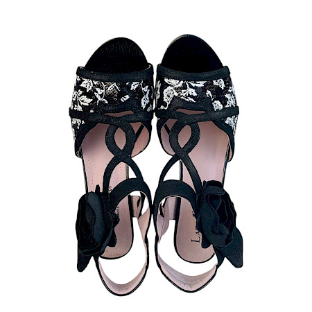 Laura Vita Nino 13 Damen Sandalette in Schwarz mit 6 cm Absatz, Plateau vorne, Ledersohle, Obermaterial aus Leder und Stoff, elegante High Heel Sandale mit Klettverschluss und dekorativem Design Laura Vita Nino 13 Damen Sandalette in Schwarz mit 6 cm Absatz, Plateau vorne, Ledersohle, Obermaterial aus Leder und Stoff, elegante High Heel Sandale mit Klettverschluss und dekorativem Design