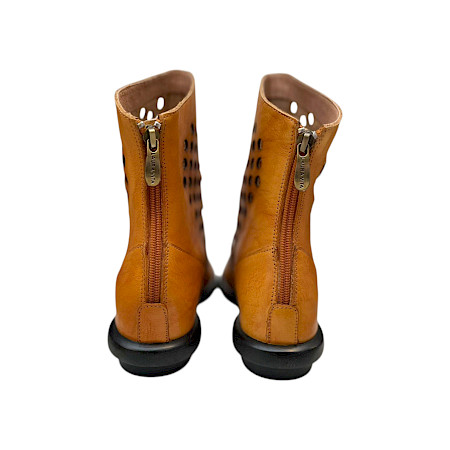 Laura Vita Cyrielle 11 Damen Boot Camel aus Vollleder mit unsichtbarem Keilabsatz und Reißverschluss an der Ferse Laura Vita Cyrielle 11 Damen Boot Camel aus Vollleder mit unsichtbarem Keilabsatz und Reißverschluss an der Ferse