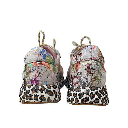 Auffälliger Laura Vita Nikito 16 Damen Sneaker in Beige mit Leder, Pailletten und floralem Muster, bunter Schnürung und Leoparden-Plateausohle – ein stylischer und kreativer Designer-Sneaker. ??? Auffälliger Laura Vita Nikito 16 Damen Sneaker in Beige mit Leder, Pailletten und floralem Muster, bunter Schnürung und Leoparden-Plateausohle – ein stylischer und kreativer Designer-Sneaker. ???