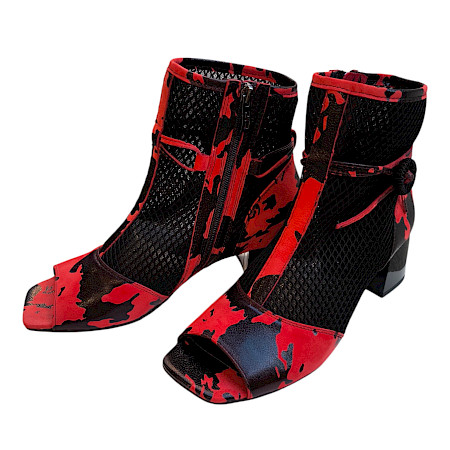 Simen Damen Stiefelette Modell 8233A in Schwarz-Rot zu sehen. Das Obermaterial besteht aus hochwertigem Leder mit einem künstlerischen rot-schwarzen Muster, das dem Schuh eine moderne und... Simen Damen Stiefelette Modell 8233A in Schwarz-Rot zu sehen. Das Obermaterial besteht aus hochwertigem Leder mit einem künstlerischen rot-schwarzen Muster, das dem Schuh eine moderne und...