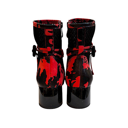 Simen Damen Stiefelette Modell 8233A in Schwarz-Rot zu sehen. Das Obermaterial besteht aus hochwertigem Leder mit einem künstlerischen rot-schwarzen Muster, das dem Schuh eine moderne und... Simen Damen Stiefelette Modell 8233A in Schwarz-Rot zu sehen. Das Obermaterial besteht aus hochwertigem Leder mit einem künstlerischen rot-schwarzen Muster, das dem Schuh eine moderne und...