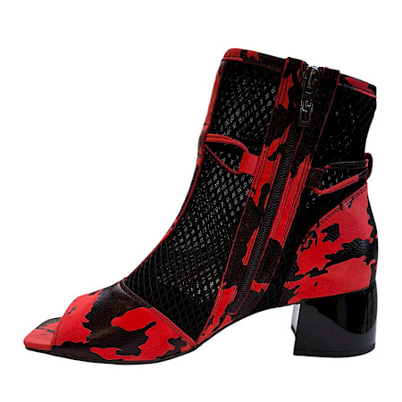 Simen Damen Stiefelette Modell 8233A in Schwarz-Rot zu sehen. Das Obermaterial besteht aus hochwertigem Leder mit einem künstlerischen rot-schwarzen Muster, das dem Schuh eine moderne und... Simen Damen Stiefelette Modell 8233A in Schwarz-Rot zu sehen. Das Obermaterial besteht aus hochwertigem Leder mit einem künstlerischen rot-schwarzen Muster, das dem Schuh eine moderne und...