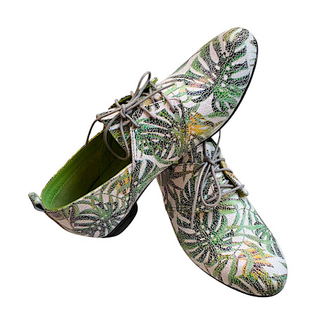 Eleganter Simen Damen Schnürschuh 7507A aus Vollleder in Weiß und Grün mit tropischem Blattmuster, klassischer Schnürung und modernem Design – ein stilvoller und auffälliger Halbschuh für... Eleganter Simen Damen Schnürschuh 7507A aus Vollleder in Weiß und Grün mit tropischem Blattmuster, klassischer Schnürung und modernem Design – ein stilvoller und auffälliger Halbschuh für...