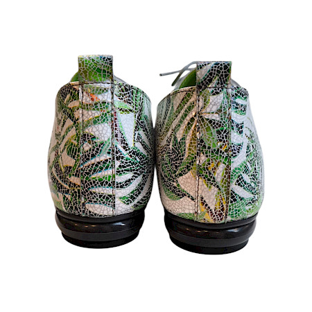 Eleganter Simen Damen Schnürschuh 7507A aus Vollleder in Weiß und Grün mit tropischem Blattmuster, klassischer Schnürung und modernem Design – ein stilvoller und auffälliger Halbschuh für... Eleganter Simen Damen Schnürschuh 7507A aus Vollleder in Weiß und Grün mit tropischem Blattmuster, klassischer Schnürung und modernem Design – ein stilvoller und auffälliger Halbschuh für...