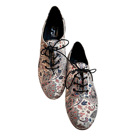 Eleganter Simen Damen Schnürschuh 8139A aus Vollleder in Beige und Weinrot mit floralem Muster, klassischer Schnürung und stilvollem Design. Eleganter Simen Damen Schnürschuh 8139A aus Vollleder in Beige und Weinrot mit floralem Muster, klassischer Schnürung und stilvollem Design.