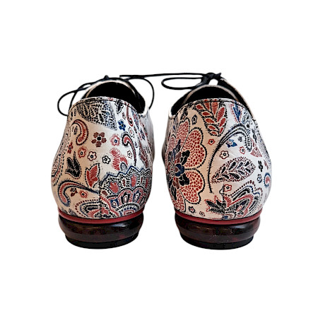 Eleganter Simen Damen Schnürschuh 8139A aus Vollleder in Beige und Weinrot mit floralem Muster, klassischer Schnürung und stilvollem Design. Eleganter Simen Damen Schnürschuh 8139A aus Vollleder in Beige und Weinrot mit floralem Muster, klassischer Schnürung und stilvollem Design.