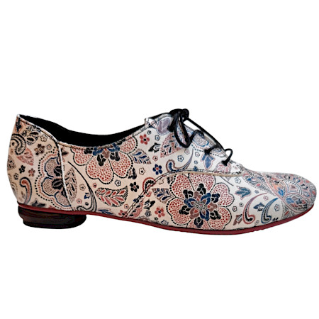 Eleganter Simen Damen Schnürschuh 8139A aus Vollleder in Beige und Weinrot mit floralem Muster, klassischer Schnürung und stilvollem Design. Eleganter Simen Damen Schnürschuh 8139A aus Vollleder in Beige und Weinrot mit floralem Muster, klassischer Schnürung und stilvollem Design.