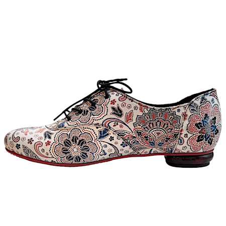 Eleganter Simen Damen Schnürschuh 8139A aus Vollleder in Beige und Weinrot mit floralem Muster, klassischer Schnürung und stilvollem Design. Eleganter Simen Damen Schnürschuh 8139A aus Vollleder in Beige und Weinrot mit floralem Muster, klassischer Schnürung und stilvollem Design.