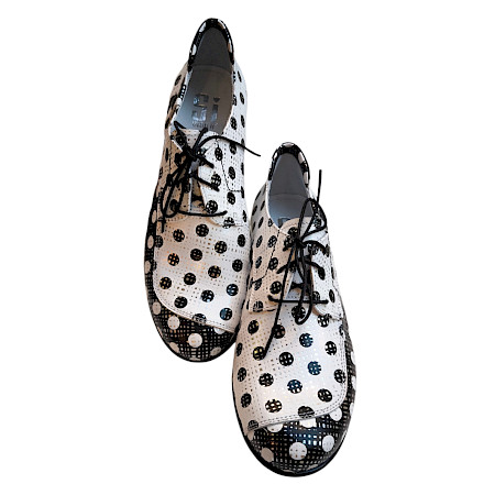 Damen Schnürschuh Simen 8159A in Schwarz-Weiß aus Leder mit auffälligem Polka-Dot Muster, klassischer Schnürung und bequemem Absatz. Damen Schnürschuh Simen 8159A in Schwarz-Weiß aus Leder mit auffälligem Polka-Dot Muster, klassischer Schnürung und bequemem Absatz.