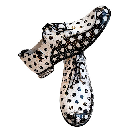 Damen Schnürschuh Simen 8159A in Schwarz-Weiß aus Leder mit auffälligem Polka-Dot Muster, klassischer Schnürung und bequemem Absatz. Damen Schnürschuh Simen 8159A in Schwarz-Weiß aus Leder mit auffälligem Polka-Dot Muster, klassischer Schnürung und bequemem Absatz.