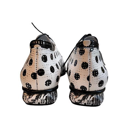 Damen Schnürschuh Simen 8159A in Schwarz-Weiß aus Leder mit auffälligem Polka-Dot Muster, klassischer Schnürung und bequemem Absatz. Damen Schnürschuh Simen 8159A in Schwarz-Weiß aus Leder mit auffälligem Polka-Dot Muster, klassischer Schnürung und bequemem Absatz.
