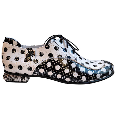 Damen Schnürschuh Simen 8159A in Schwarz-Weiß aus Leder mit auffälligem Polka-Dot Muster, klassischer Schnürung und bequemem Absatz. Damen Schnürschuh Simen 8159A in Schwarz-Weiß aus Leder mit auffälligem Polka-Dot Muster, klassischer Schnürung und bequemem Absatz.