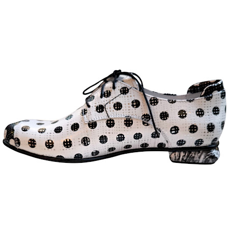 Damen Schnürschuh Simen 8159A in Schwarz-Weiß aus Leder mit auffälligem Polka-Dot Muster, klassischer Schnürung und bequemem Absatz. Damen Schnürschuh Simen 8159A in Schwarz-Weiß aus Leder mit auffälligem Polka-Dot Muster, klassischer Schnürung und bequemem Absatz.